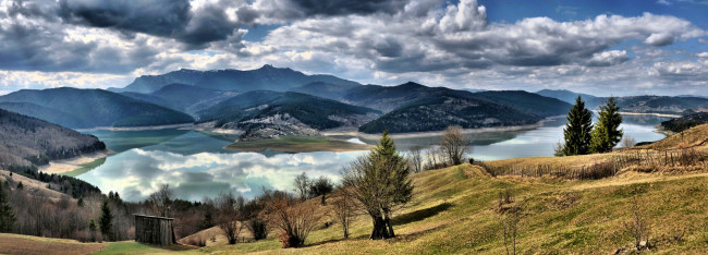 Обои картинки фото природа, реки, озера, горы, река, трава, деревья, облаа, панорама
