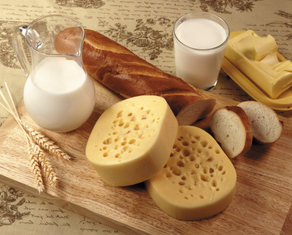 Обои картинки фото еда, масло,  молочные продукты, стол, доска, молоко, батон, колоски, сыр, натюрморт, стакан, кувшин
