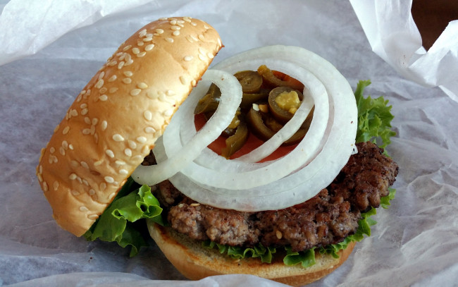 Обои картинки фото еда, бутерброды,  гамбургеры,  канапе, котлета, булочка, перец, гамбургер, лук
