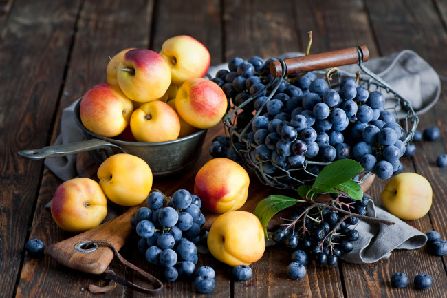 Обои картинки фото еда, фрукты,  ягоды, персики, нектарины, натюрморт, виноград