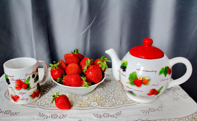 Обои картинки фото еда, клубника,  земляника, кружка, чайник, ягоды