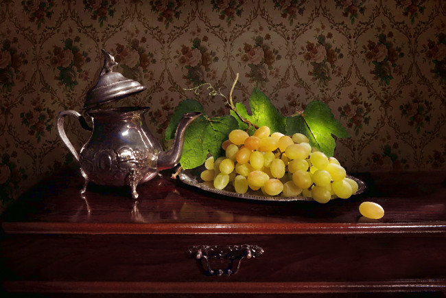 Обои картинки фото рисованное, еда, виноград, натюрморт, чайник, поднос