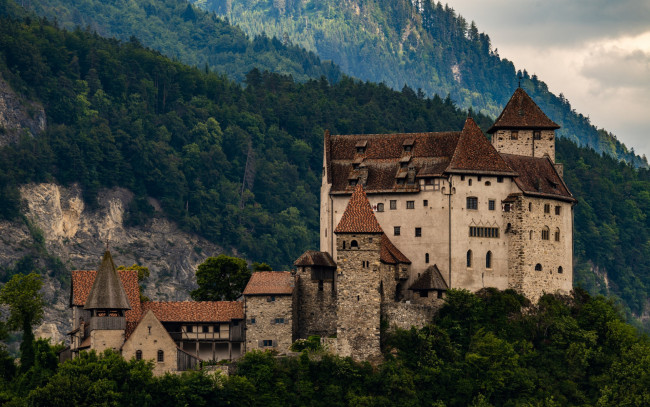 Обои картинки фото gutenberg castle, liechtenstein, города, - дворцы,  замки,  крепости, лихтенштейн, крепость, бальзерс, горный, пейзаж, средневековый, замок, гутенберг