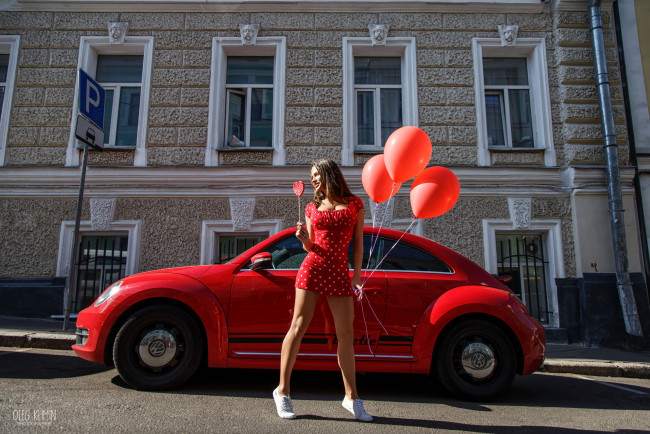 Обои картинки фото девушка и volkswagen beetle, автомобили, -авто с девушками, wallhaven, улица, горошек, женщины, с, автомобилями, олег, климин, volkswagen, beetle, кроссовки, красное, платье, улыбаясь, воздушный, шар