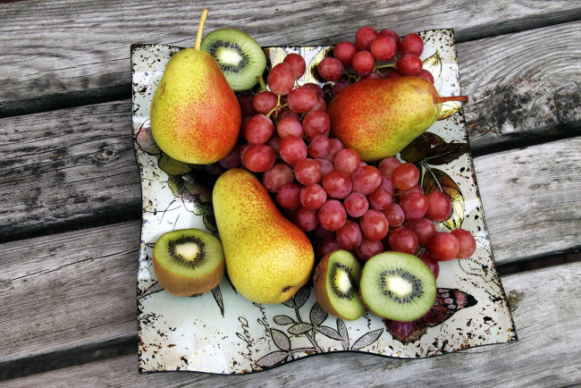 Обои картинки фото еда, фрукты,  ягоды, киви, груши, виноград