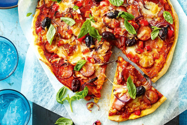 Обои картинки фото еда, пицца, перец, колбаса