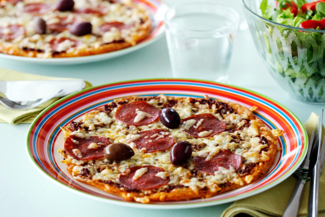 Обои картинки фото еда, пицца, сыр, колбаса, маслины