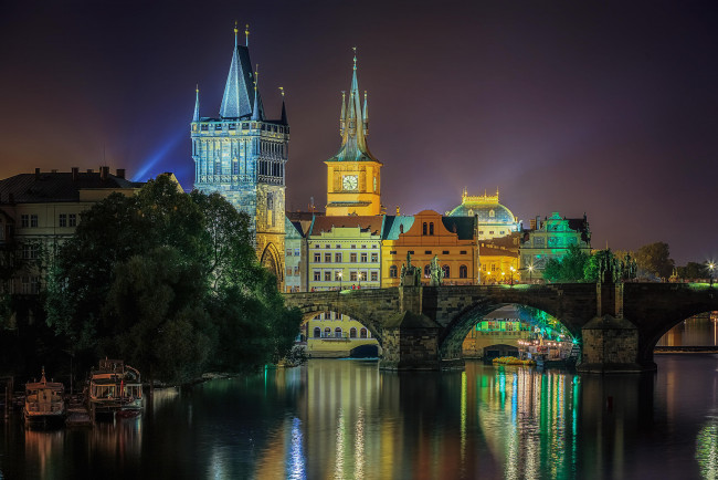Обои картинки фото города, прага , Чехия, река, влтава, башни, огни, вечер
