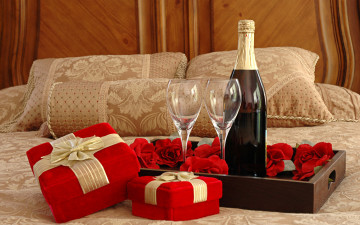 обоя праздничные, подарки и коробочки, бутылка, бокалы, коробка, подарки, кровать