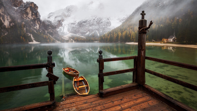 Обои картинки фото корабли, лодки,  шлюпки, горы, озеро, отражение, костел, туман