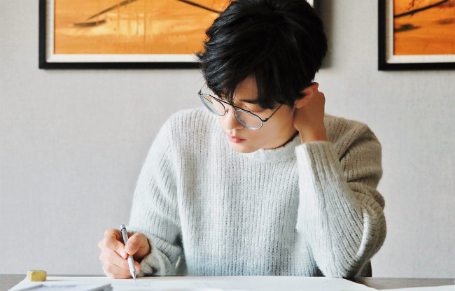 Обои картинки фото мужчины, xiao zhan, актер, очки, свитер, ручка