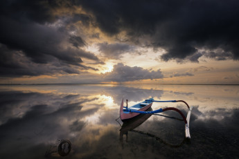 Картинка корабли катамараны+и+тримараны фотография пейзаж природа лодка отражение облака озеро байкал штиль спокойная вода сибирь россия