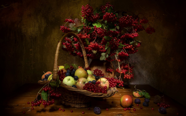 Обои картинки фото еда, фрукты,  ягоды, корзинка, яблоки, калина, сливы