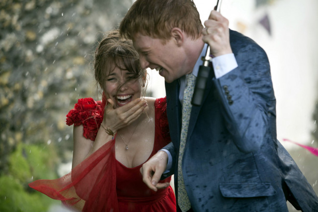 Обои картинки фото разное, мужчина женщина, веселье, пара, дождь, смех, чувства, эмоции