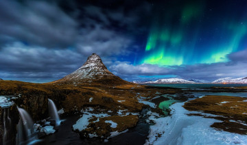 обоя природа, северное сияние, исландия, вулкан, гора, kirkjufell, снег, ночь, северное, сияние, водопад, скалы