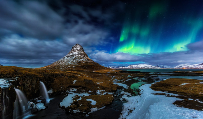 Обои картинки фото природа, северное сияние, исландия, вулкан, гора, kirkjufell, снег, ночь, северное, сияние, водопад, скалы