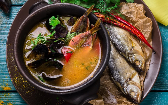 Обои картинки фото еда, рыбные блюда,  с морепродуктами, специи, моллюски, рыба, суп, зелень