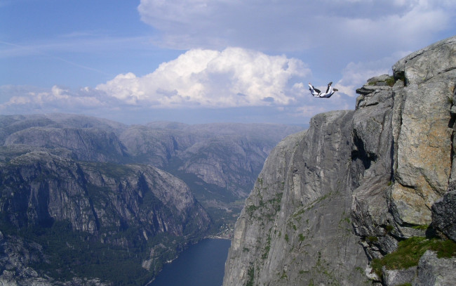 Обои картинки фото спорт, экстрим, прыжок, человек, скалы, горы, облака, небо