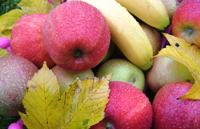 Обои картинки фото еда, фрукты,  ягоды, яблоки, бананы, капли, листья
