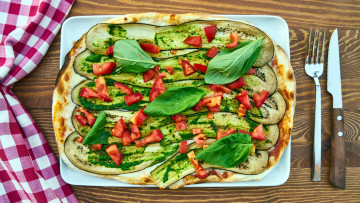 Картинка еда пицца вегетарианская баклажаны шпинат помидоры