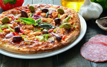 Картинка еда пицца маслины базилик салями чеснок