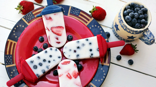 Обои картинки фото еда, мороженое,  десерты, ягоды, черника, клубника