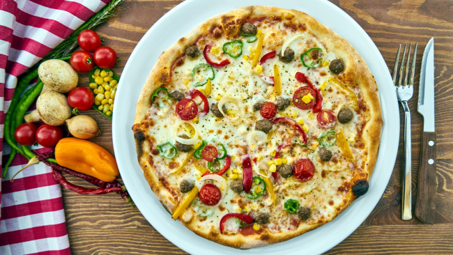 Обои картинки фото еда, пицца, помидоры, кукуруза, шампиньоны, перец