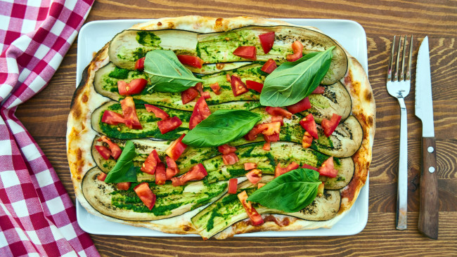 Обои картинки фото еда, пицца, вегетарианская, баклажаны, шпинат, помидоры