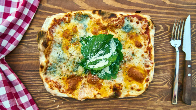 Обои картинки фото еда, пицца, зелень, сыр