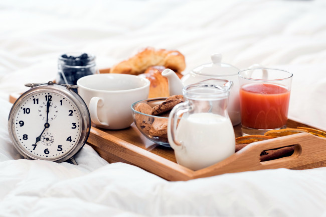Обои картинки фото еда, разное, печенье, сок, молоко, завтрак, будильник