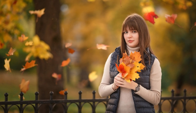 Обои картинки фото девушки, - брюнетки,  шатенки, осень, листопад, листья