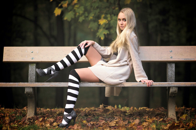 Обои картинки фото девушки, - блондинки,  светловолосые, осень, листья, блондинка, скамейка