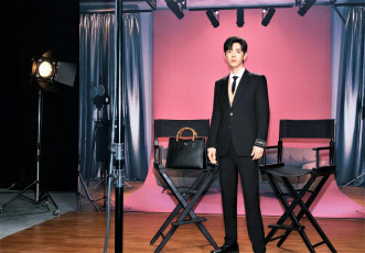 Картинка мужчины xiao+zhan актер костюм сумка кресла софит