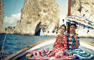 обоя девушки, - группа девушек, наряды, украшения, лодка, зонт, море, скалы