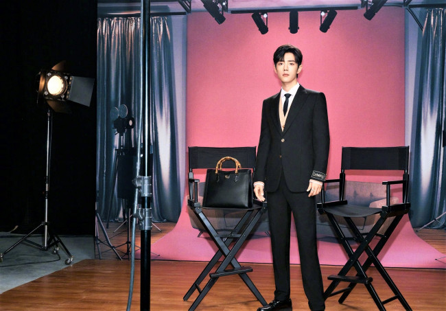 Обои картинки фото мужчины, xiao zhan, актер, костюм, сумка, кресла, софит