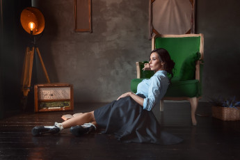 Картинка бестия девушки -+брюнетки +шатенки поза стиль модель кресло прожектор на полу винтаж радиола анастасия бармина