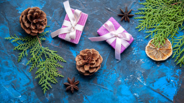 Картинка праздничные подарки+и+коробочки шишки подарки ленты банты анис