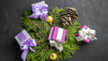 Картинка праздничные подарки+и+коробочки шишка подарки ленты банты