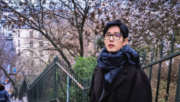 Картинка мужчины xiao+zhan актер очки шарф улица весна забор