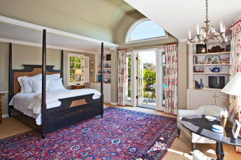 Картинка интерьер спальня вилла люстра балкон природа пейзаж стол кресло телевизор кровать ковёр