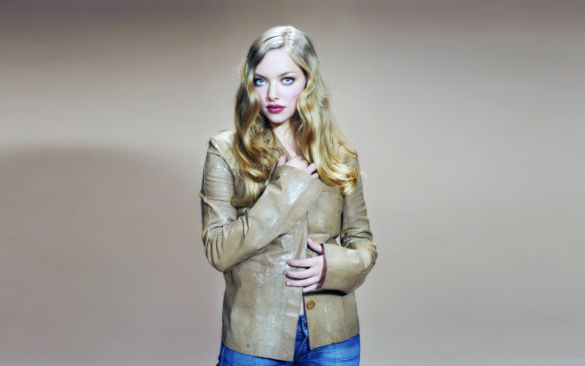 Обои картинки фото Amanda Seyfried, девушки, , , кожаная, куртка, джинсы