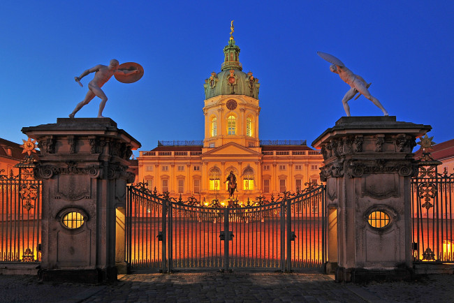 Обои картинки фото города, берлин, германия, дворец, скульптуры, ворота