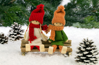 Картинка праздничные мягкие игрушки куколки скамеечка снег шишки ветки
