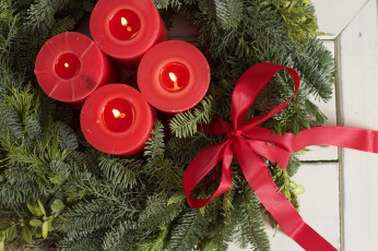 Картинка праздничные новогодние свечи красный бант еловый венок лента