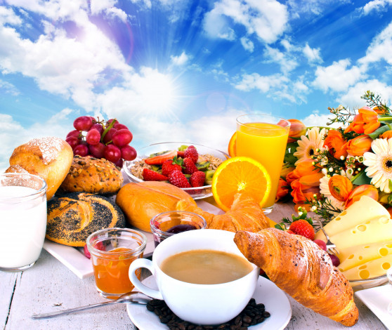 Обои картинки фото еда, разное, сдоба, яйцо, клубника, апельси, сок, молоко, кофе, круассан