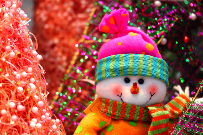 Обои картинки фото праздничные, снеговики, елки, шапочка, шарф, снеговик