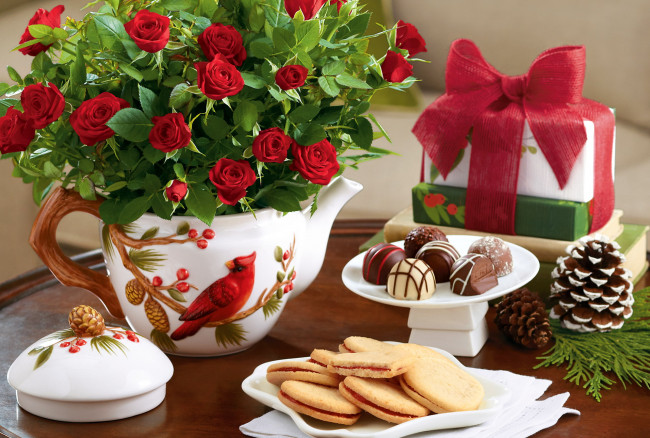 Обои картинки фото праздничные, угощения, ассорти, конфеты, розы, шишки, печенье, подарки, букет