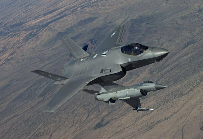 Обои картинки фото авиация, разные вместе, f-35, lightning, ii, f-16, fighting, falcon, истребители, полёт, земля