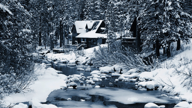 Обои картинки фото природа, зима, домик, река, снег, лес