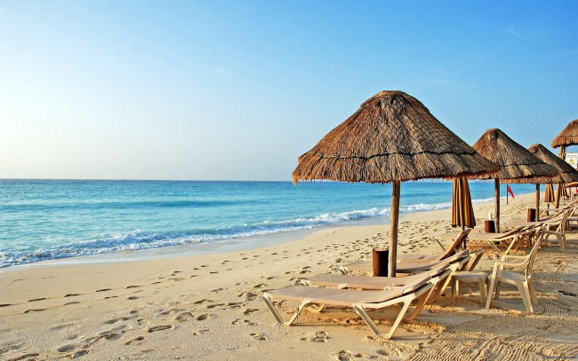 Обои картинки фото природа, тропики, стулья, шезлонги, пляж, песок, следы, берег, море